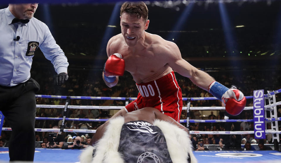 ARCHIVO - En esta foto del 1 de junio del 2019, el inglés Callum Smith,parado, noquea a Hassan N'Dam, de Francioa, en el primer asalto de una pelea por el cetro supermediado en Nueva York. (AP Foto/Frank Franklin II)