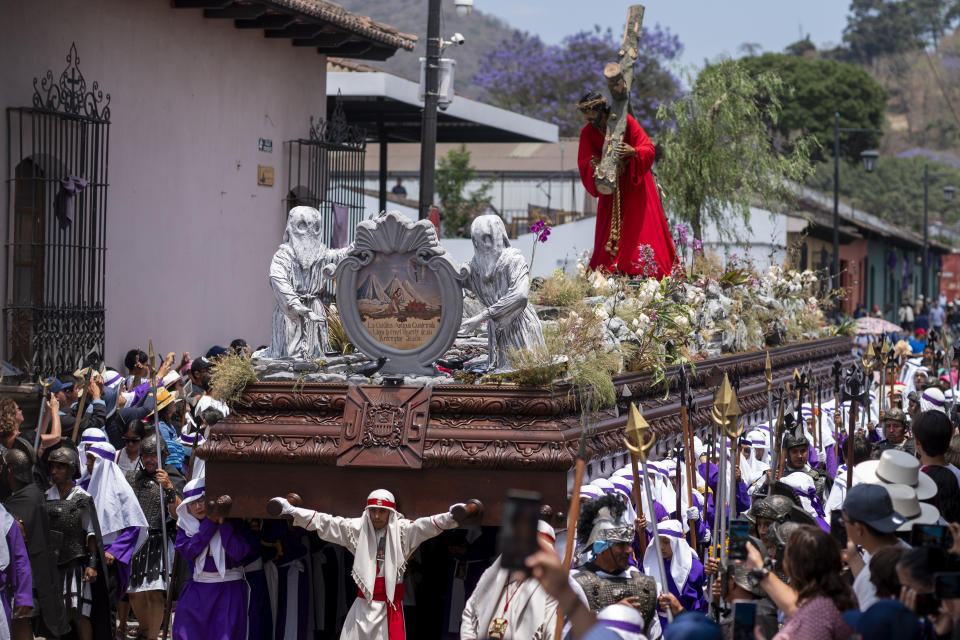 Hours to make and seconds to destroy, Holy Week flower carpets are a