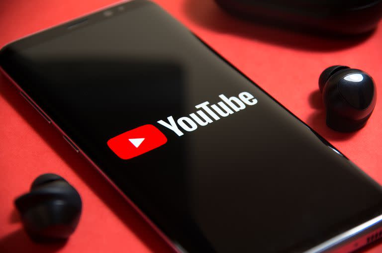 YouTube tiene unos 2000 millones de usuarios en todo el mundo, y cada día se ven unos 1000 millones de horas de video en esa plataforma