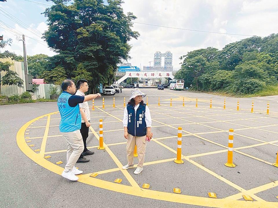 成功嶺正門口匯集成功東路等多條道路，每逢士官兵放假或收假時嚴重影響交通，台中市議員林昊佑20日邀台中立委團隊、在地里辦到成功嶺營區正門口與軍方會勘。（馮惠宜攝）