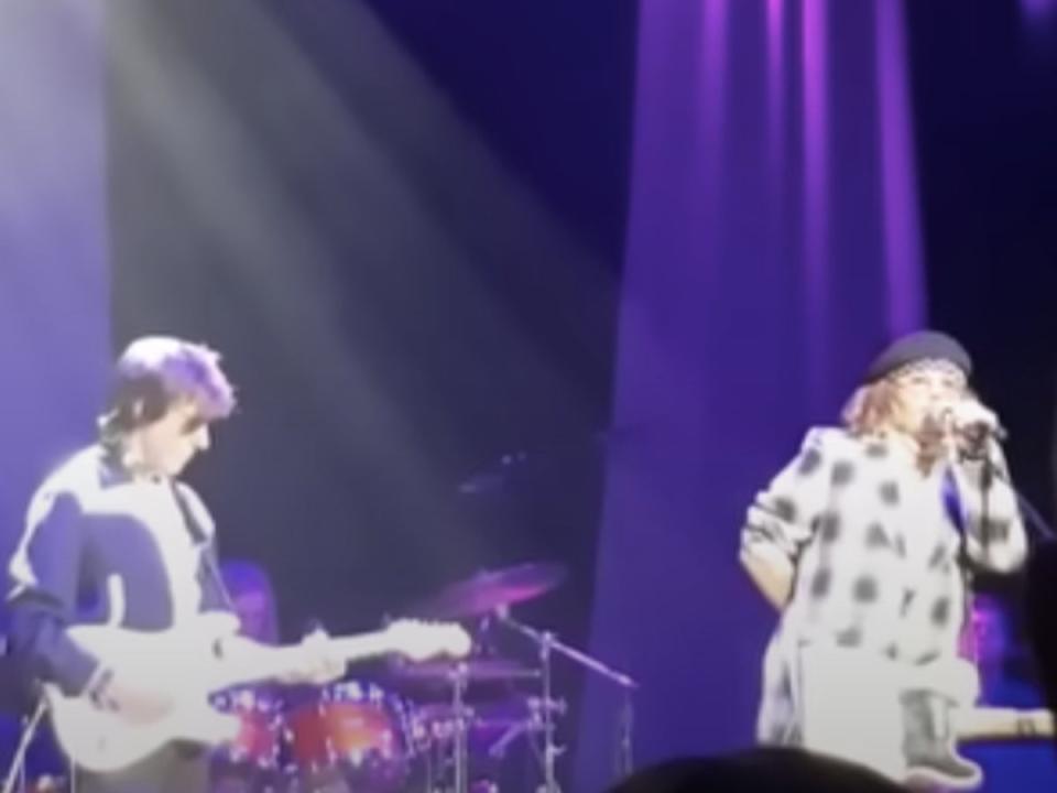 Johnny Depp y Jeff Beck sobre el escenario en Sheffield, Reino Unido (YouTube/Dorothy69)