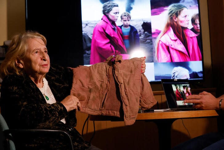 La superviviente del Holocausto Raissa Gurewitsch, de 82 años, muestra ropa manchada de sangre tras comunicar recuerdos que fueron transformados en imágenes por Midjourney, un programa de IA, en Beit Shemesh, Israel.