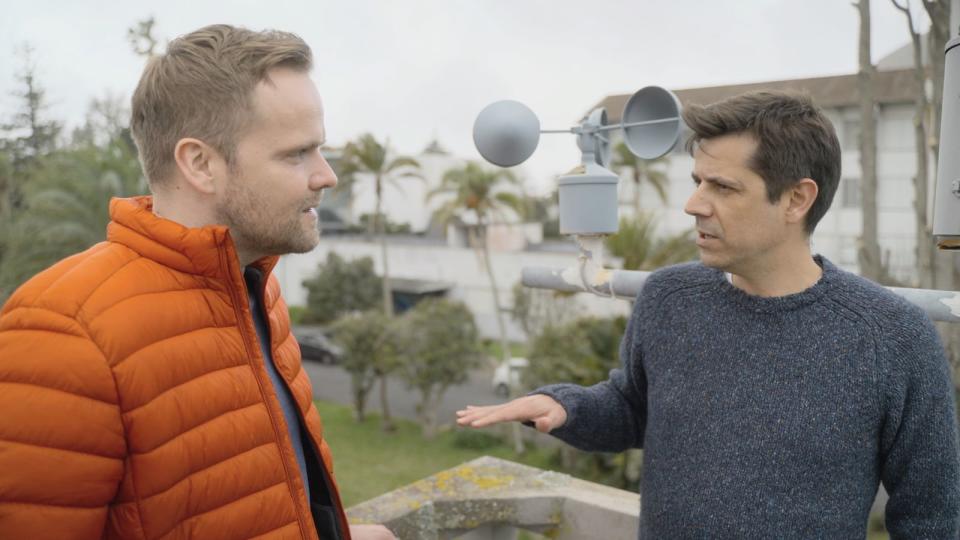 Für seine Sommertour "Heiter bis sonnig - Wo unser Sommer gemacht wird" ließ sich Benjamin Stöwe (links) vom Meteorologen Carlos Ramalho vom "Instituto Português do Mar e da Atmosfera" erklären, welche Faktoren das Wettergeschehen beeinflussen.  (Bild: ZDF/Lucas Radermacher)