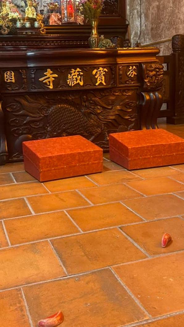 女信徒到寺裡內殿向地藏王菩薩問事，第一次擲出蓋筊，第二次竟擲出「立筊」。（圖／翻攝自寶藏寺臉書）