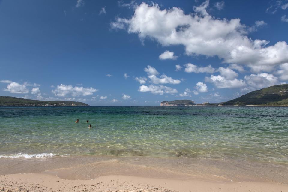 Vor dem Büro noch schnell an den Strand: Das ist in Sardinien möglich. - Copyright: picture alliance/Fotostand/Fritsch