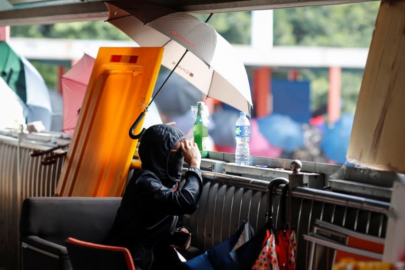 Un manifestante antigubernamental utiliza prismáticos para vigilar las protestas en la Universidad Politécnica de Hong Kong, China, el 16 de noviembre de 2019