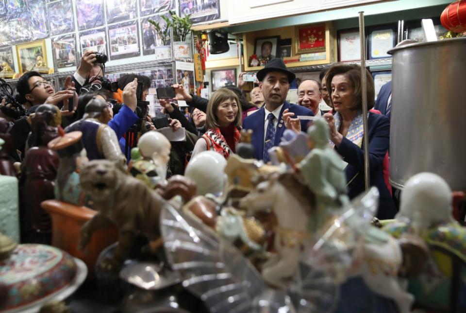 SAN FRANCISCO, CALIFORNIA – 24 de febrero: Nancy Pelosi se unió a la comunidad de empresarios en un paseo de compras y una comida dim sum en el Barrio Chino de San Francisco en medio de la preocupación de que el coronavirus impacte en las empresas del barrio (Foto De Justin Sullivan / Getty Images).