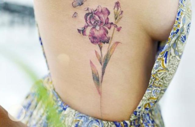 Iris, marguerite, rose… Quel tatouage fleur de naissance est fait pour vous  ?