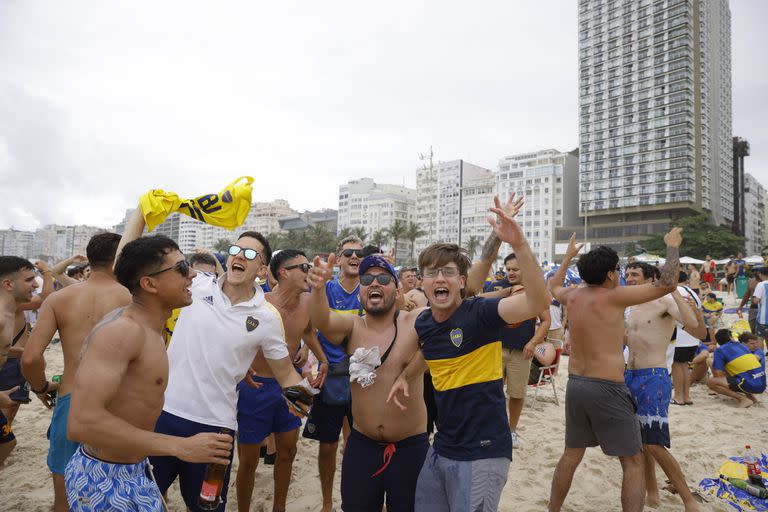 Hinchas de Boca en las playas de Copacabana