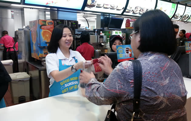 Managing Director, Ms Phyllis Cheung also took part in giving away breakfast to customers. (Yahoo! Photo)