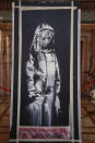 Una obra recuperada del artista británico Banksy, pintada en honor a las víctimas del ataque terrorista del 2015 en la sala de conciertos Bataclan en París, durante una ceremonia en la embajada de Francia en Roma el martes 14 de julio de 2020. La obra fue robada en 2018 y recuperada en junio de 2020 en una casa de campo en Italia. (AP Foto/Domenico Stinellis)