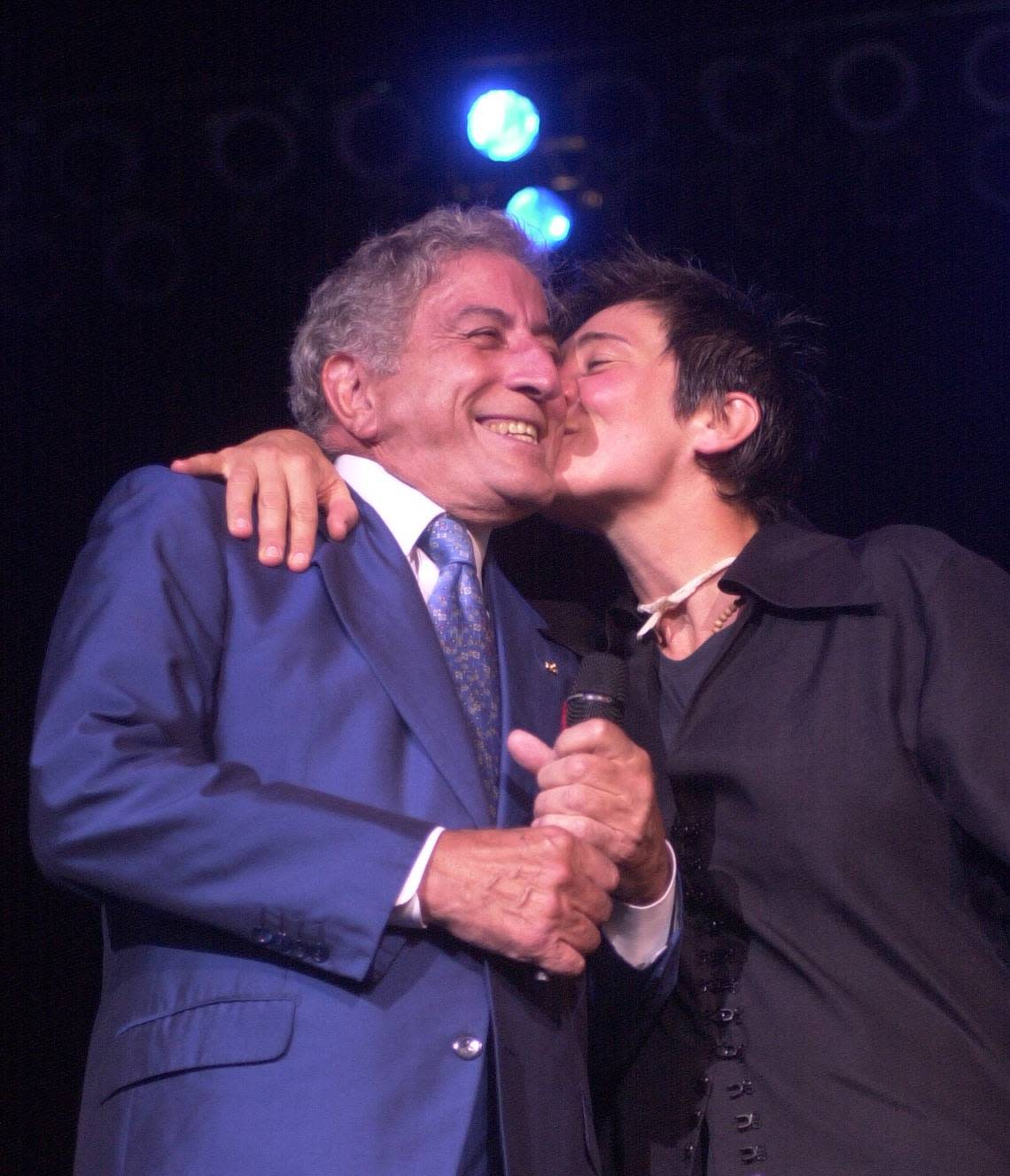 Tony Bennett gets a surprise kiss from k.d. lang before she started singing segment at their concert at Raleigh’s Walnut Creek Pavillion Sunday Aug. 5, 2001. SUSANA VERA/NEWS & OBSERVER FILE PHOTO
