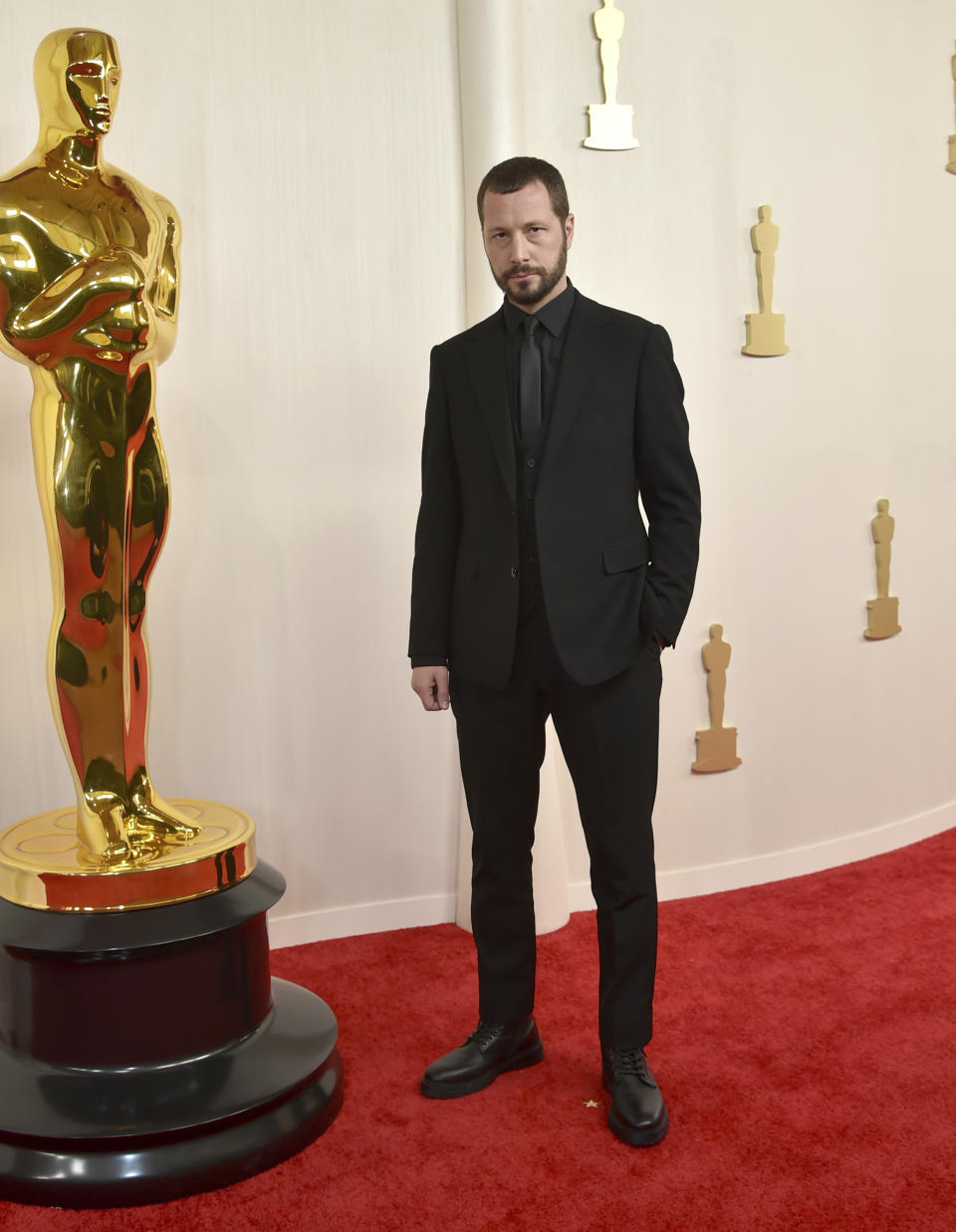 Mstyslav Chernov llega a los Oscar el domingo 10 de marzo de 2024, en el Teatro Dolby en Los Ángeles. (Foto Richard Shotwell/Invision/AP)