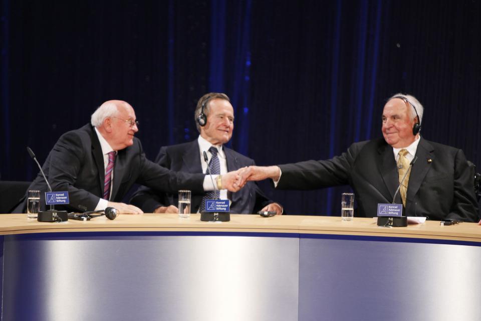 George H.W. Bush mit Kohl und Gorbatschow