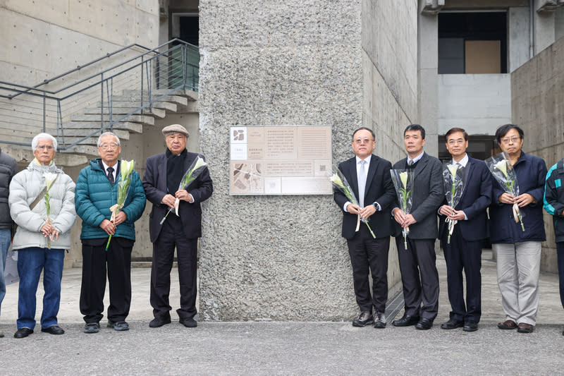 人權館於景美園區設立不義遺址標示系統（2） 國家人權博物館26日在白色恐怖景美紀念園區舉辦 「不義遺址標示系統揭牌典禮」，文化部長史哲（左 4）與總統府資政姚嘉文（左3）等人一同為標示系統 揭牌，並獻花致意。 中央社記者鄭清元攝  113年2月25日 