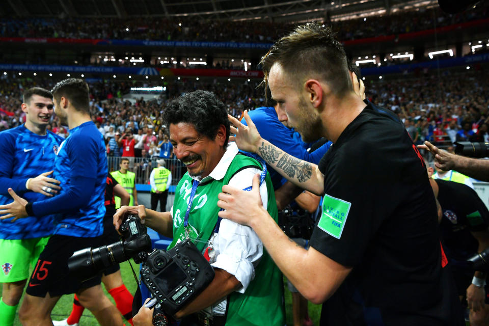 Rakitic habla con Yuri Cortez tras el gol de Croacia ante Inglaterra en semis del Mundial. | Foto: Getty