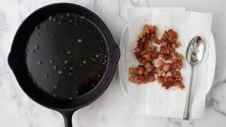 cooked bacon and frying pan