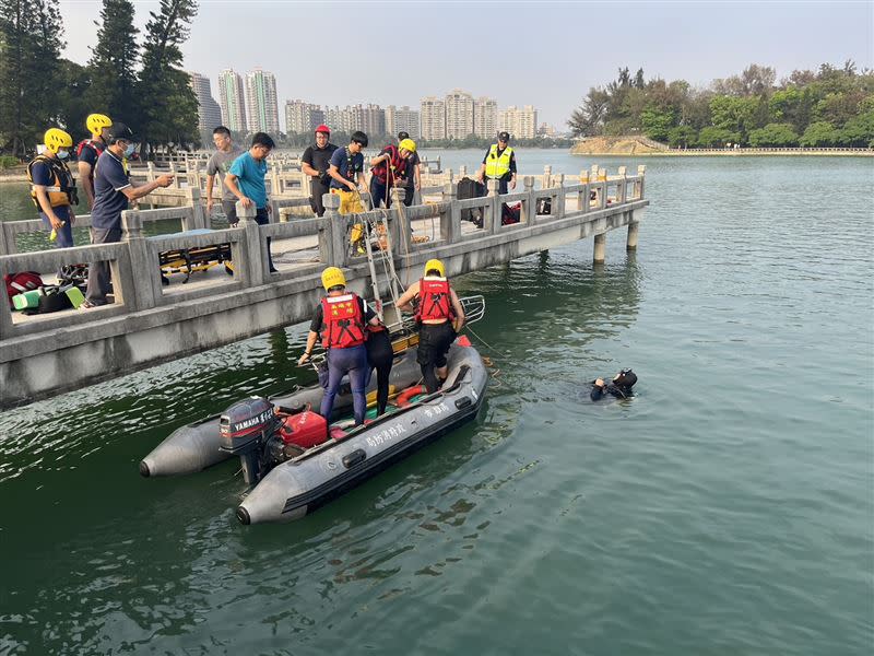 60多歲的陳姓男子，今午獨自前往鳥松區澄清湖九曲橋，疑在橋上自拍失足溺斃。（圖／記者陳弘逸翻攝）