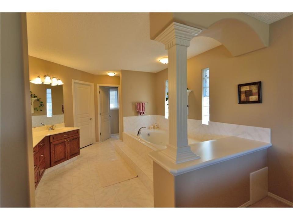 <p><span>4686 Hamptons Way Northwest, Calgary, Alta.</span><br>There are three-and-a-half baths in the home, including this five-piece bathroom in the master bedroom.<br>(Photo: Zoocasa) </p>