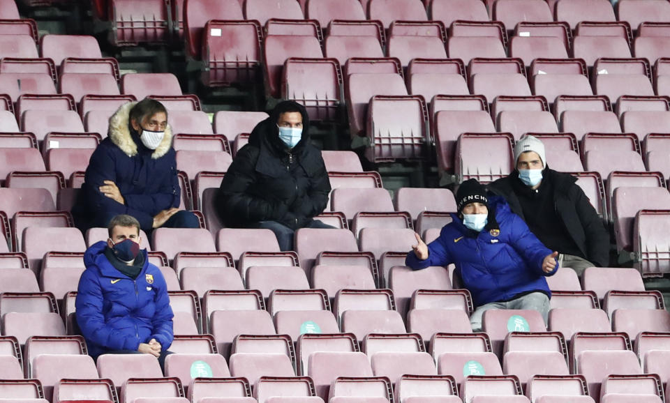 El argentino Lionel Messi (centro) observa el partido entre el Barcelona y el Eibar en el Camp Nou, el martes 29 de diciembre de 2020 (AP Foto/Joan Monfort,)