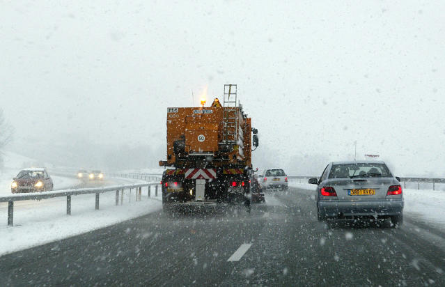 Pourquoi le sel que l'on met sur la route fait-il fondre le verglas ? -  Québec Science