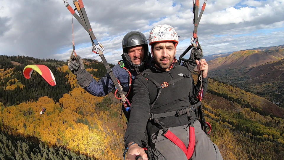 Jonathan Vigliotti paraglides above Aspen, Colorado.  / Credit: CBS News