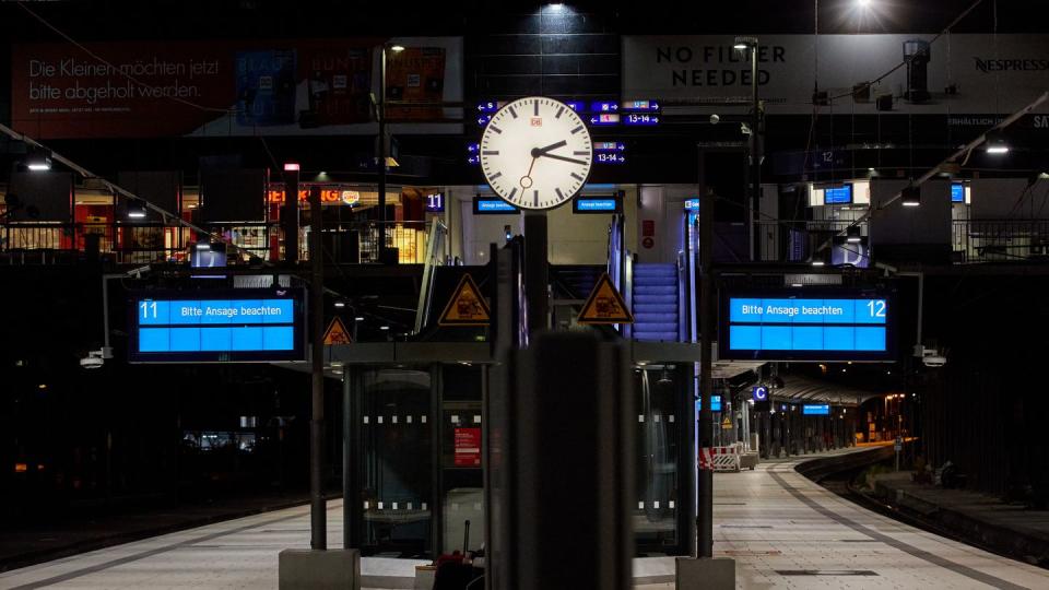 Lehrer Bahnsteig in Deutschland bei Nacht