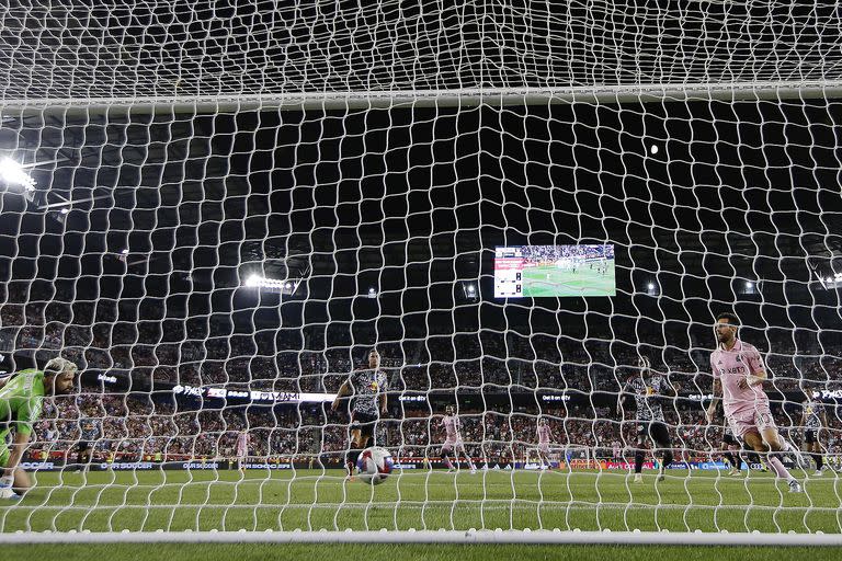 La parte sencilla: Lionel Messi acaba de tocar sin marca ante el arco casi libre y consigue el 2-0 para Inter Miami sobre New York Red Bull a los 43 minutos de la segunda etapa, en su estreno en la MLS.