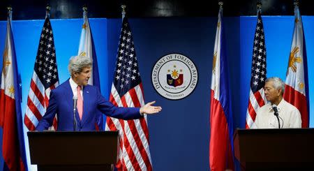 U.S. Secretary of State John Kerry (L) gestures towards Philippine Foreign Affairs Secretary Perfecto Yasay during a news conference at the Department of Foreign Affairs in Pasay city Metro Manila, Philippines July 27, 2016. REUTERS/Erik De Castro