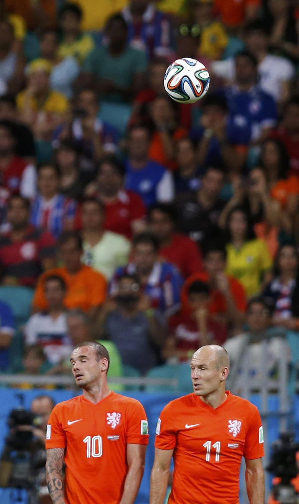 Wesley Sneijder (L) and Arjen Robben of the Netherlands form a defensive wall during a free kick in their 2014 World Cup quarter-finals against Costa Rica at the Fonte Nova arena in Salvador July 5, 2014. REUTERS/Marcos Brindicci