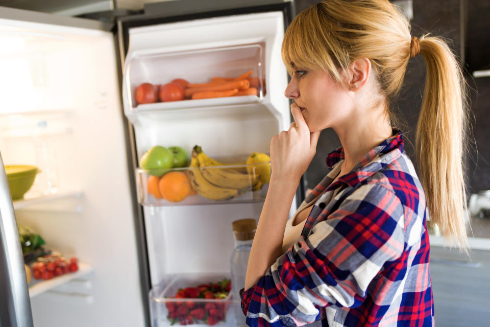 Para 'esquivar' el azúcar oculto en muchos alimentos hay que evitar los productos ultraprocesados y leer el etiquetado de cada producto, aplicando como norma que el 50 por ciento de la dieta se base en fruta y verdura, priorizando los productos frescos. (Foto: Getty)