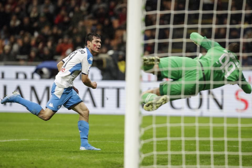 Hirving Lozano del Napoli anota durante el partido de la Serie A italiana contra el Milan, el sábado 23 de noviembre de 2019, en Milán. (AP Foto/Luca Bruno)