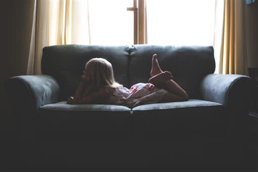 友人家中的孩子常對沙發講話。（示意圖；圖／pixabay）