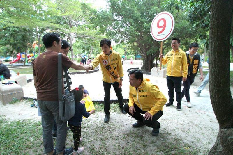 過去黃國昌曾陪伴曾玟學掃街拜票。（翻攝自曾玟學粉絲專頁）