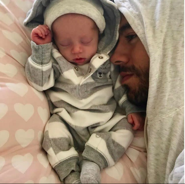 Instagram: Enrique Iglesias with his baby, one of the twins