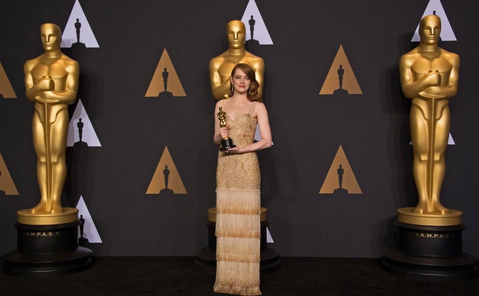 <p>Mit einem Traum in Gold von Givenchy gewann Emma Stone am vergangenen Sonntag den Oscar als beste Hauptdarstellerin für ihre Rolle in „La La Land“. Die Fransen ihres klassischen Haute-Couture-Kleids gaben, kombiniert mit sanften Wellen, der Schauspielerin einen warmen Look. (Bild: ddp) </p>