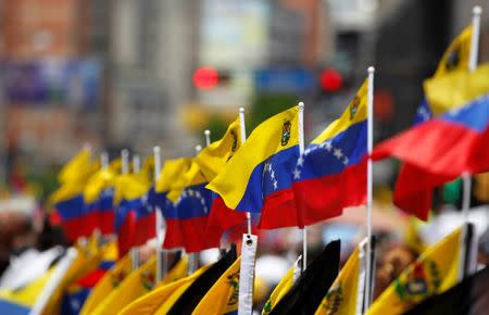 Banderas de Venezuela se ven durante una manifestación opositora en Caracas, Venezuela, 8 de abril de 2017. REUTERS/Christian Veron