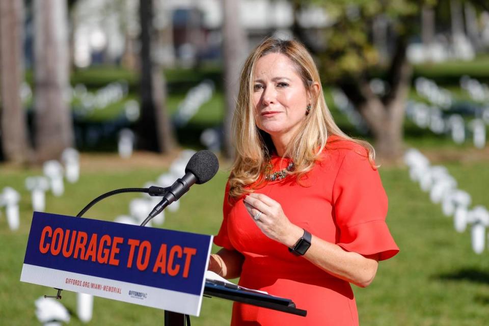 La ex representante federal Debbie Mucarsel-Powell habla en la ceremonia de inauguración de la Instalación Conmemorativa de la Violencia Armada de Giffords Pac en Bayfront Park, en el downtown de Miami, el lunes 13 de diciembre de 2021.