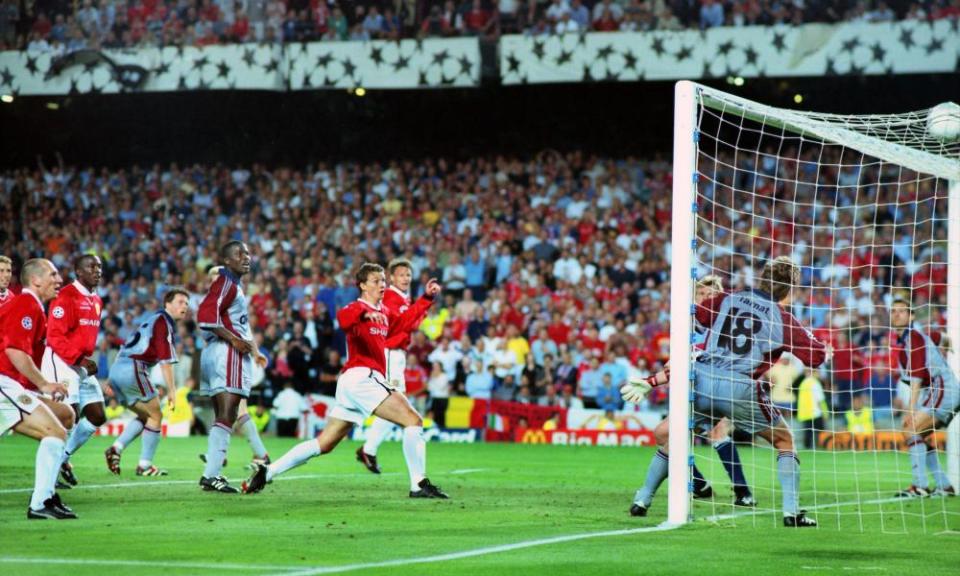 Ole Gunnar Solskjær scores Manchester United's winning goal for against Bayern Munich in the 1999 Champions League final