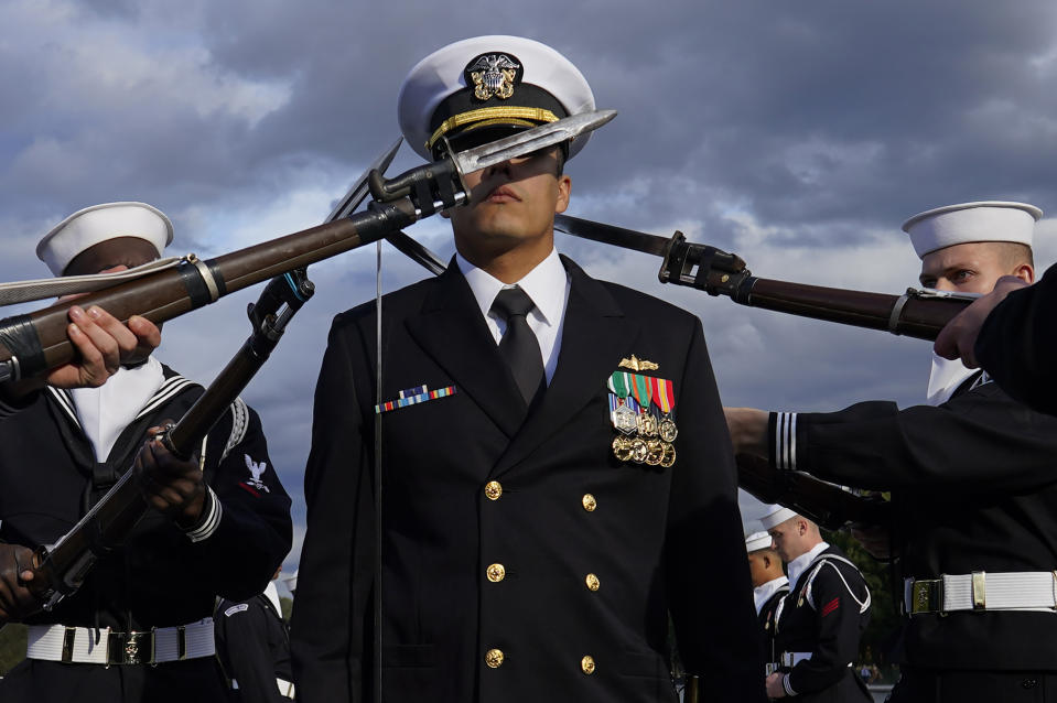 El Equipo de Ejercicios de la Marina de Estados Unidos, dirigido por el teniente Stephan Acevedo, realiza una exhibición durante una competición conjunta en el monumento a Lincoln, en Washington, D.C., el 19 de octubre de 2022. (AP Foto/Carolyn Kaster)