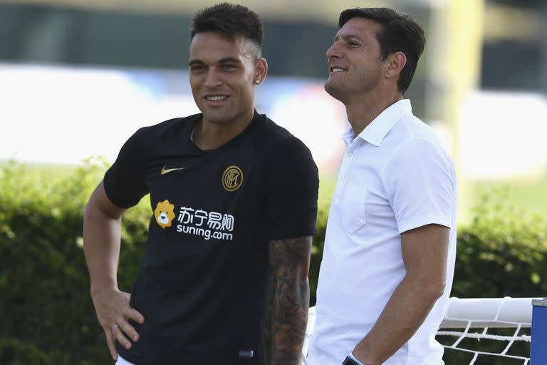 Lautaro Martínez con Javier Zanetti, en los primeros tiempos, en 2019