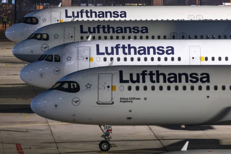 Lufthansa aircraft parked at Frankfurt Airport. With renewed warning strikes by several professional groups, the Verdi trade union is paralyzing important parts of German air traffic on Thursday and Friday. Lando Hass/dpa