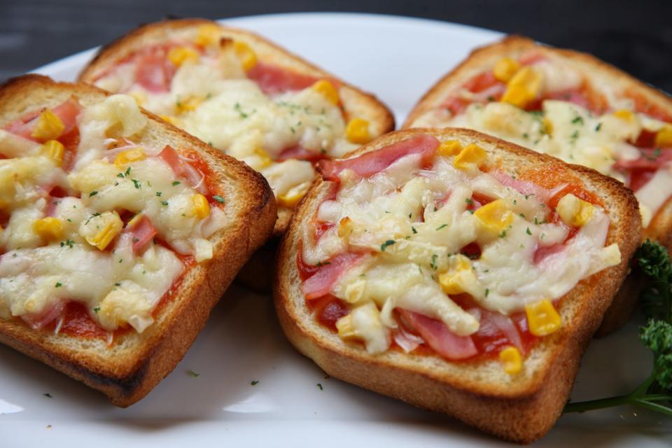 Ruckzuck-Pizza? Pizza-Toast! Für diese kleinen Pizza-Toasts können Sie Ihre Lieblings-Zutaten auf den Scheiben kombinieren: Tomaten, Tomatenmark, Gewürze sowie Wiener Würstchen, Kochschinken, gebratenes Gemüse wie Paprika, Mais, Pilze, Auberginen oder Zucchini und zum Abschluss Mozzarella oder geriebenen Hartkäse. Schon nach einigen Minuten im Ofen ist der Snack fertig. (Bild: iStock/deeepblue)