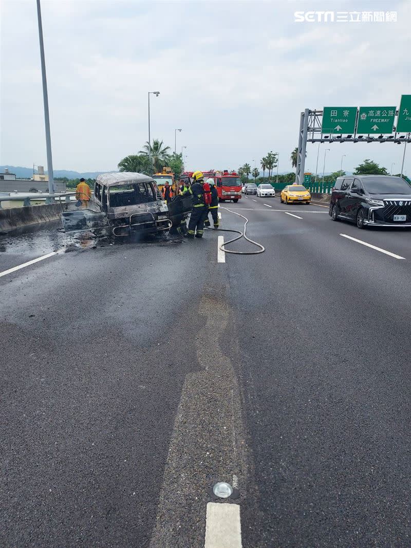 自小客貨車內2人跳車求生，其中一人受傷送醫。（圖／翻攝畫面）