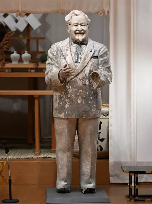 日本傳奇肯德基爺爺雕像被送到大阪市的住吉大社供養。翻攝日本肯德基官網
