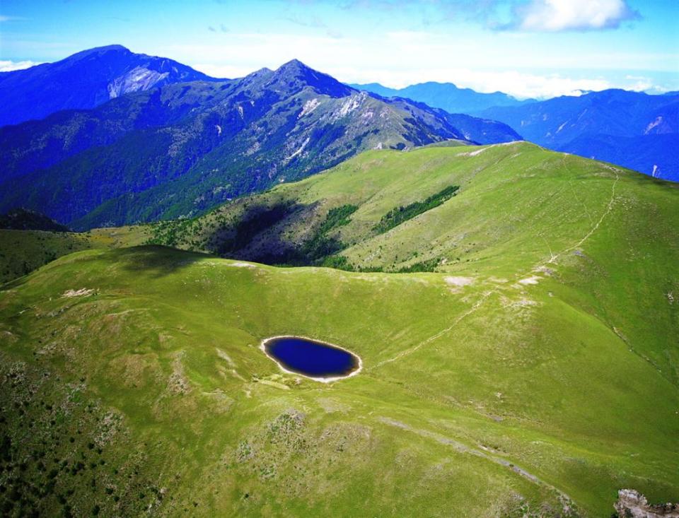 嘉明湖湛藍如寶石般的湖水景色是近年來相當受歡迎的登山景點
 (圖片來源／台東觀光局)