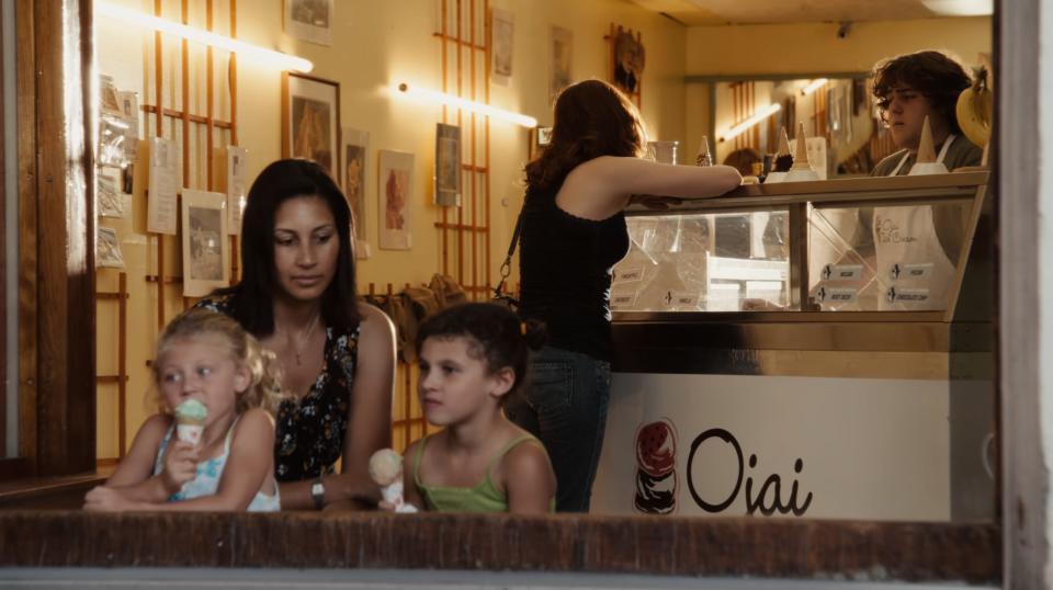 A mom and and kids eating ice cream in a scene in "Easy A."