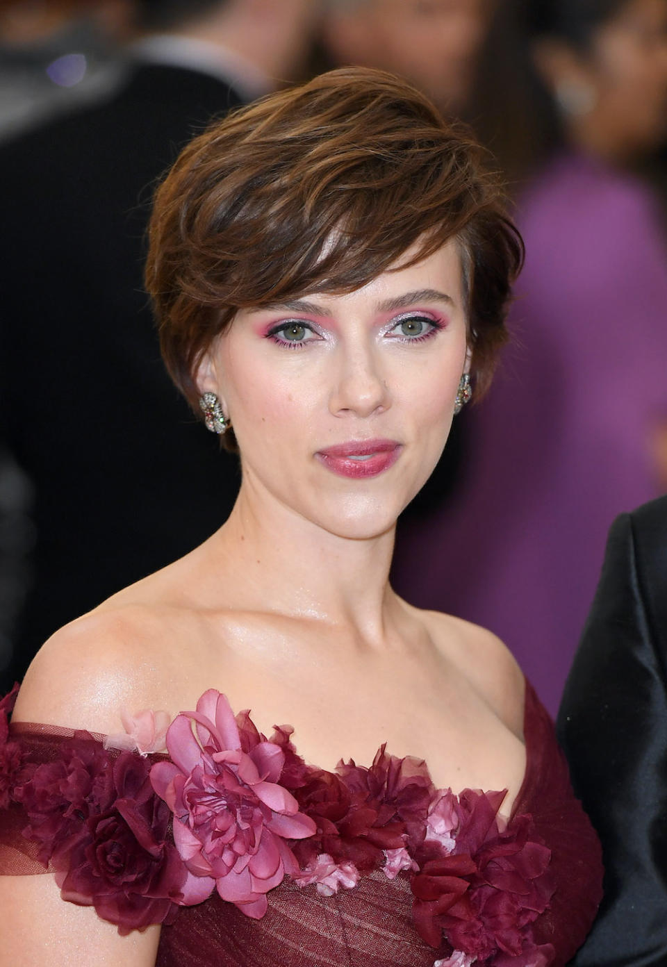 Scarlett Johansson's frosted burgundy eyeshadow