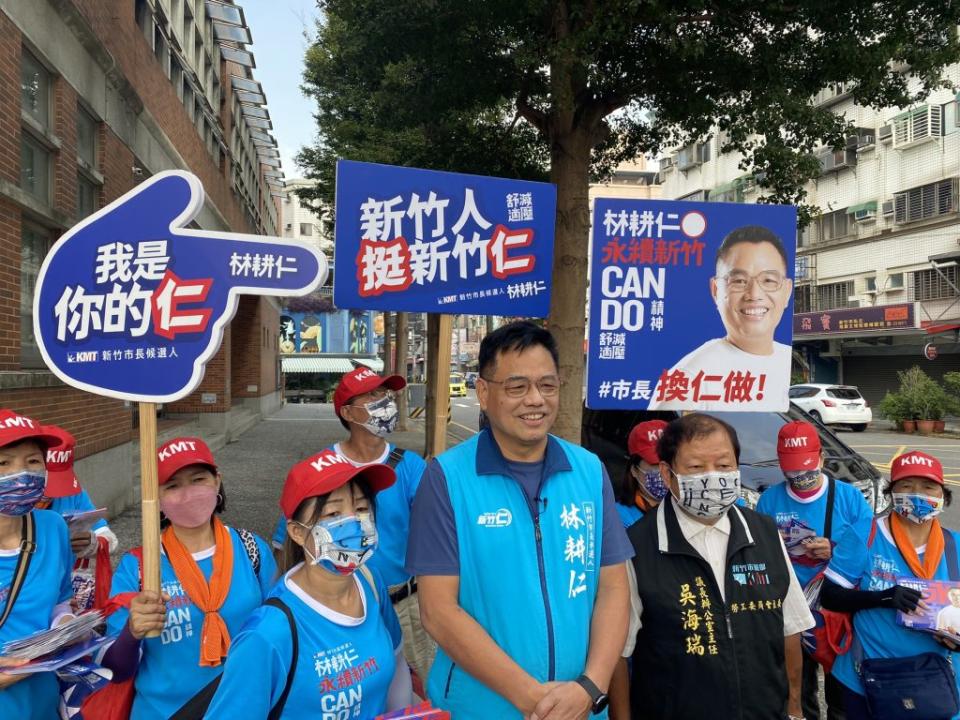 外傳新竹市藍白合換台北市？國民黨新竹市長候選人林耕仁30日受訪駁斥都是選舉耳語。（記者曾芳蘭攝）