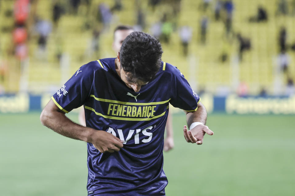 Na, wo ist denn das Wappen? Muhammed Gumuskaya auf der Suche nach dem Jubel-Accessorie auf seinem Trikot. (Bild: Serhat Cagdas/Anadolu Agency via Getty Images)